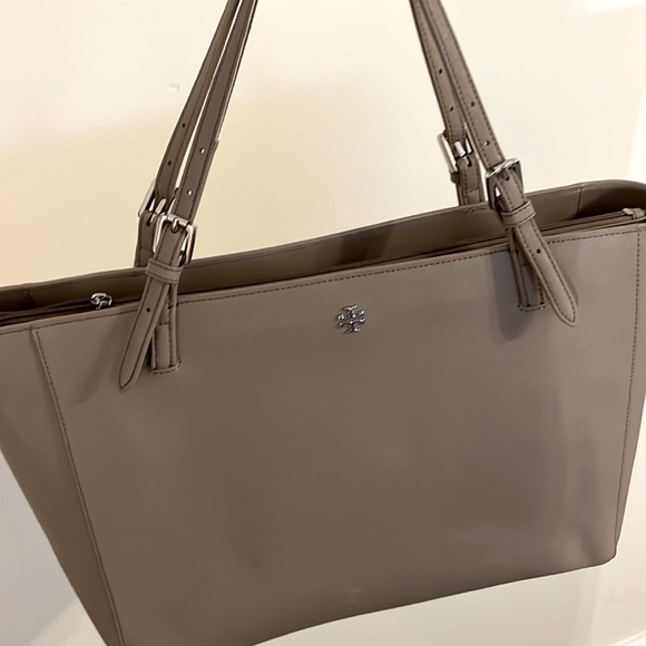 Tory Burch York Buckle Saffiano Leather Large Tote with COA - Picture 2 of 16